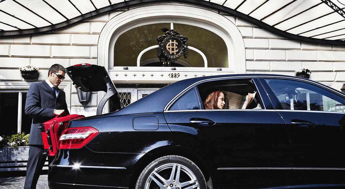 Trasferimento dall'aeroporto di Madrid con limousine premium e servizio di autista da Noble Transfer